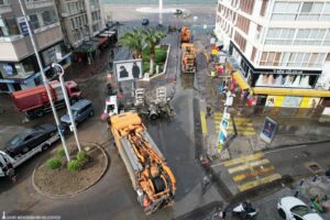 İzmir Büyükşehir Belediyesi ekipleri şehrin kıyı kesimlerinde tahribat yaratan fırtına
