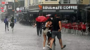 “İzmir, yoğun yağışlar ve şiddetli rüzgarlarla haftaya başlıyor. Şemsiyenizi ve