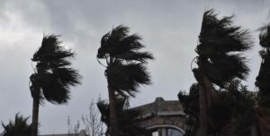 Meteoroloji, İZMİR’de, yarından itibaren fırtına beklendiği ve olumsuz hava koşullarına