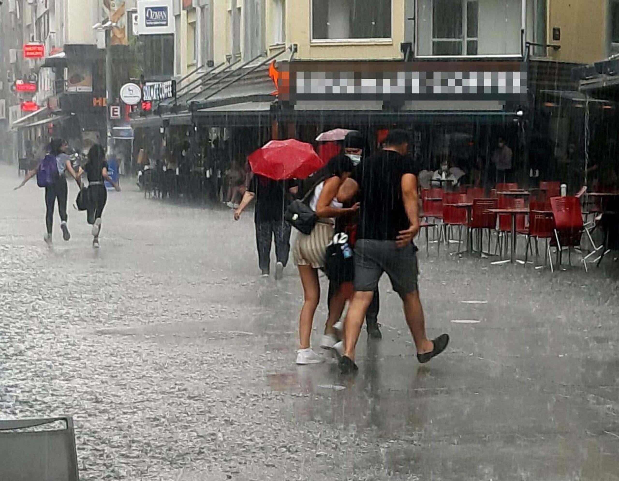 METEOROLOJİ bu gece saatlerinden itibaren İzmir için kuvvetli gök gürültülü