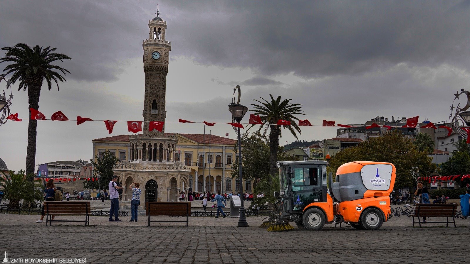 İzmir sokaklarında günde 20 ton atık toplanıyor İzmir Büyükşehir Belediyesi ekipleri, daha temiz ve sağlıklı bir çevre