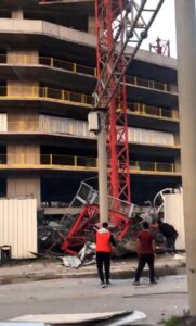 İZMİR’de, otel inşaatında kule vincin devrilip 6 işçinin öldüğü, 3