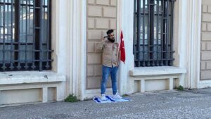 İZMİR’de yere serdiği İsrail bayrağının üzerine basan ve bir elinde