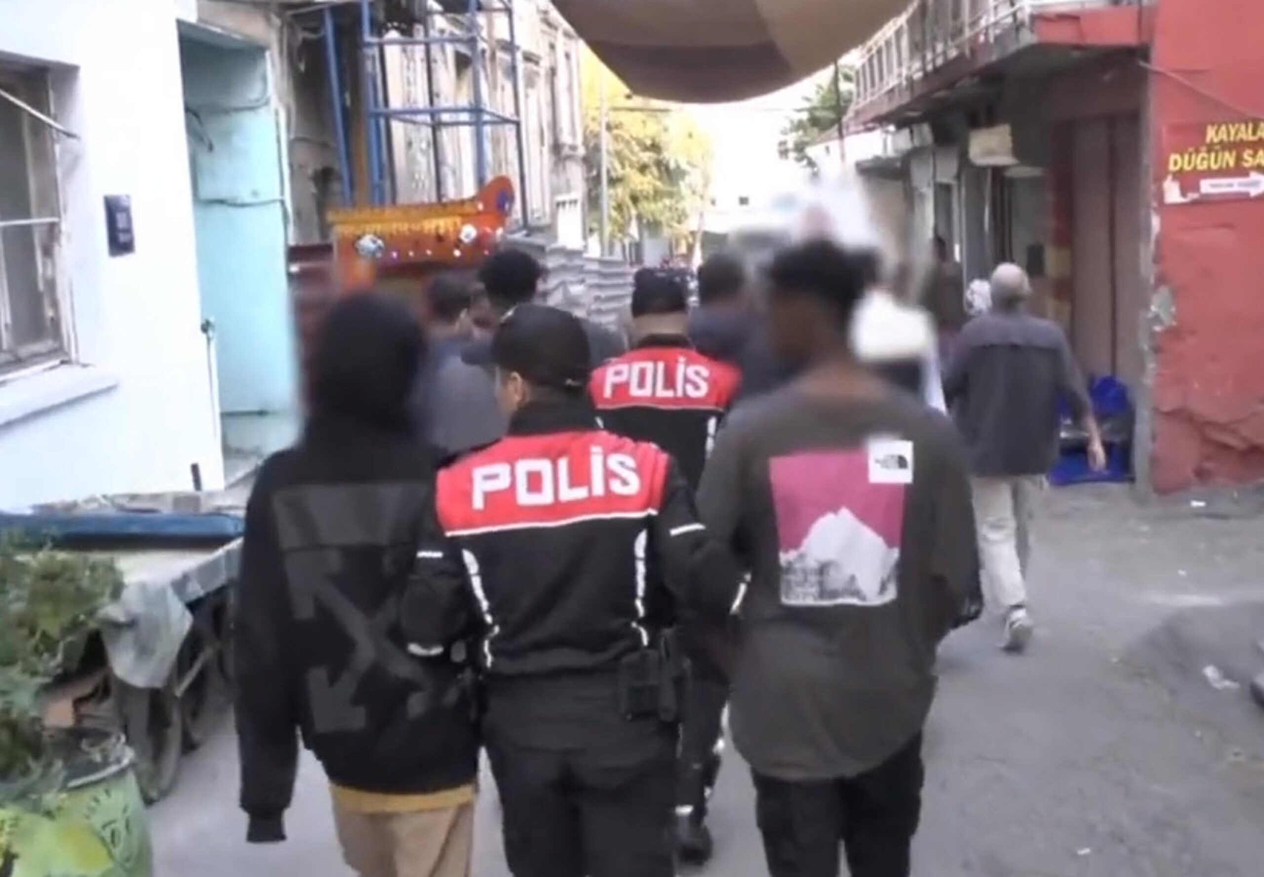 İl Emniyet Müdürlüğü ekiplerince İzmir genelinde ‘Kalkan’ operasyonu düzenlendi. Düzensiz