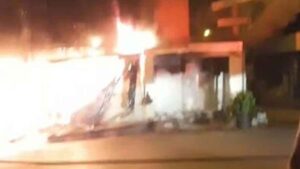 İzmir’de kundaklandığı öne sürülen iş yerinde çıkan yangında apartmanın üst katları