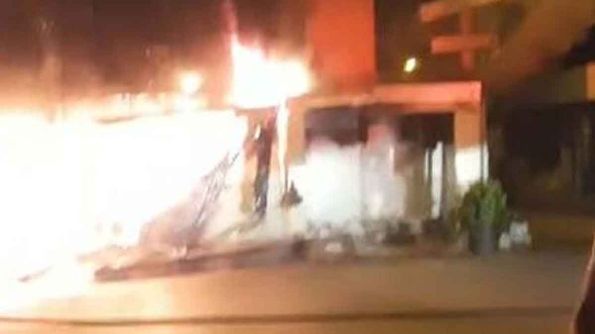 İzmir’de kundaklandığı öne sürülen iş yerinde çıkan yangında apartmanın üst katları