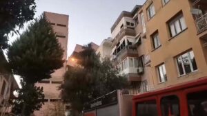 Depreme dayanıksız olduğu gerekçesiyle boşaltılan okul binası, yıkımı sırasında bir