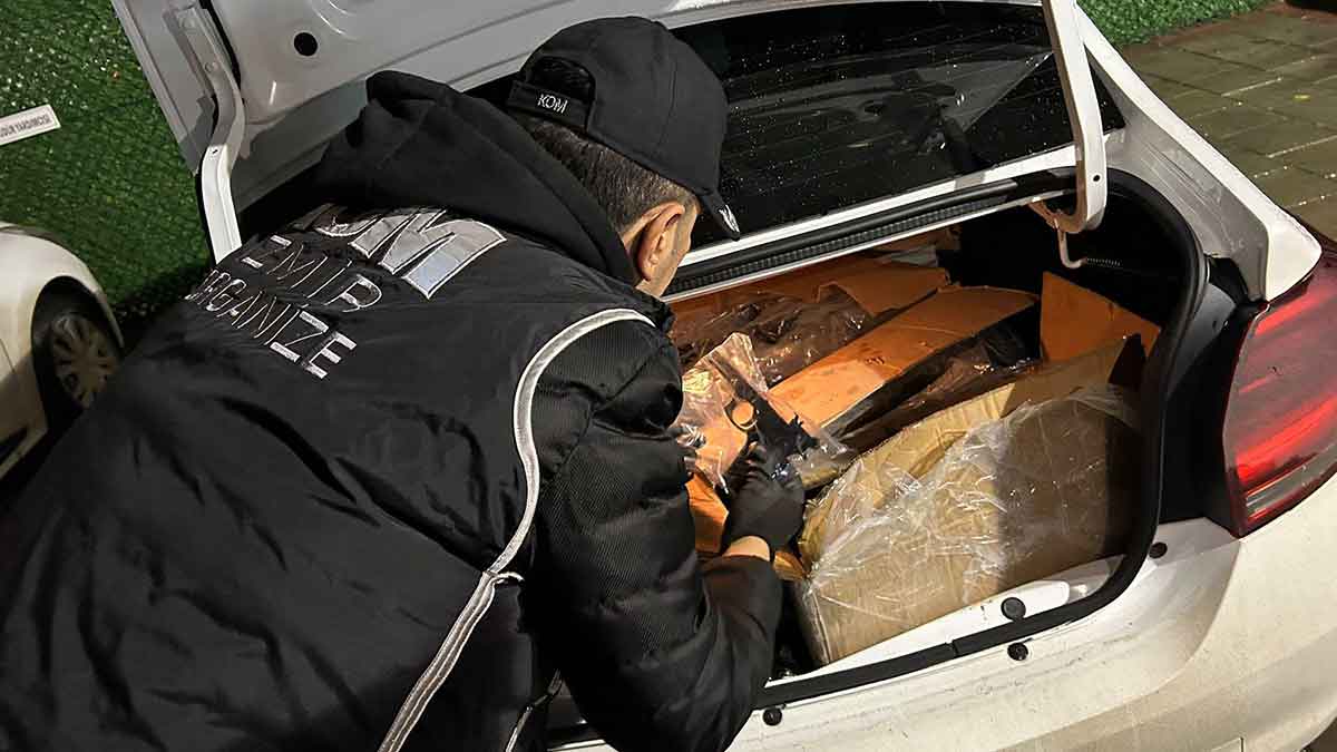 İzmir’in Kemalpaşa ilçesinde, polisin durdurduğu 2 otomobilde yapılan aramada, birleştirilmesi