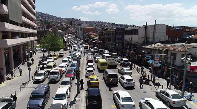 İzmir’de trafiğe kayıtlı araç sayısı arttı