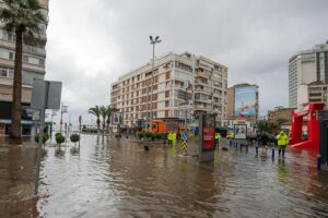 İzmir’de yaşanan yoğun fırtına ve yağış sonrası meydana gelen deniz taşmasından