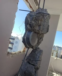 Kahramanmaraş merkezli depremlerin ardından Adana’da ağır hasar görmüş yıkımı devam