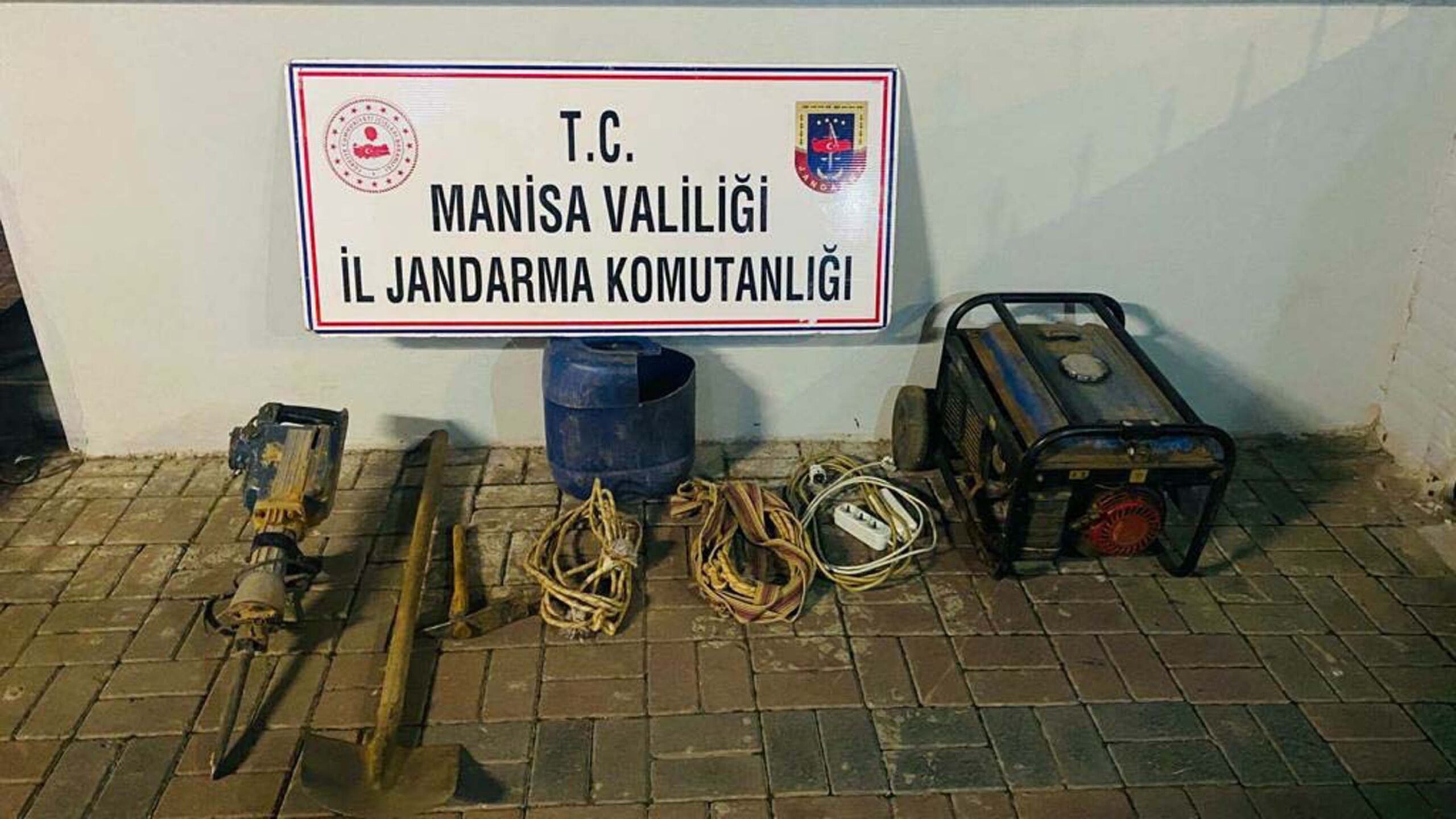 Salihli İlçe Jandarma Komutanlığı ekipleri, Salihli’nin Mersindere Mahallesi’ndeki birinci derece