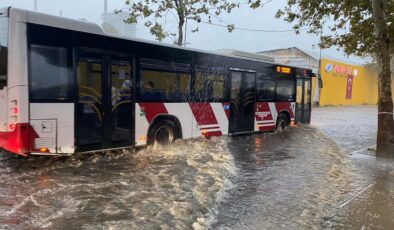 İzmir’de şiddetli yağmur: Caddeler göle döndü