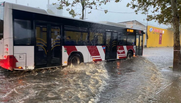 İzmir’de şiddetli yağmur: Caddeler göle döndü