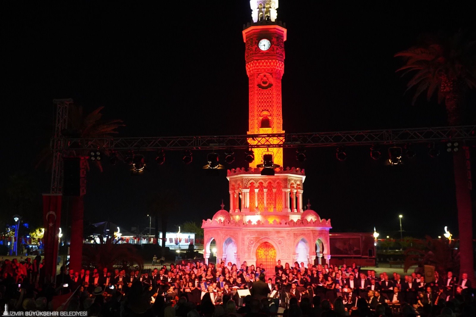 Cumhuriyet’in 100. yılını “bayram” coşkusuyla kutlayan İzmir Büyükşehir Belediyesi, dün