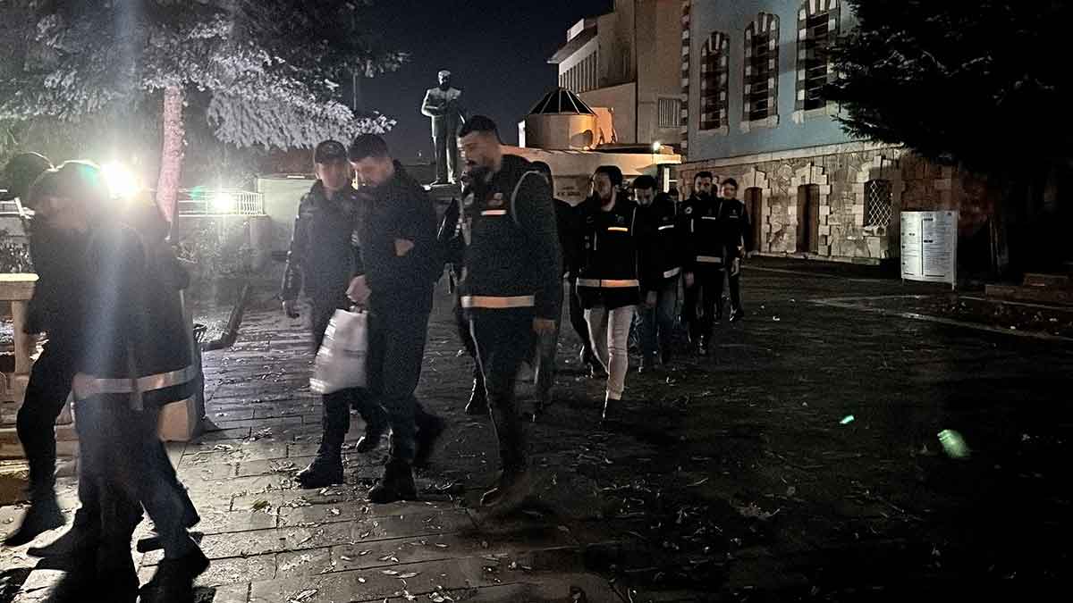 Kütahya’da ‘Daltonlar’ suç örgütüne yönelik düzenlenen operasyonda gözaltına alınarak adliyeye