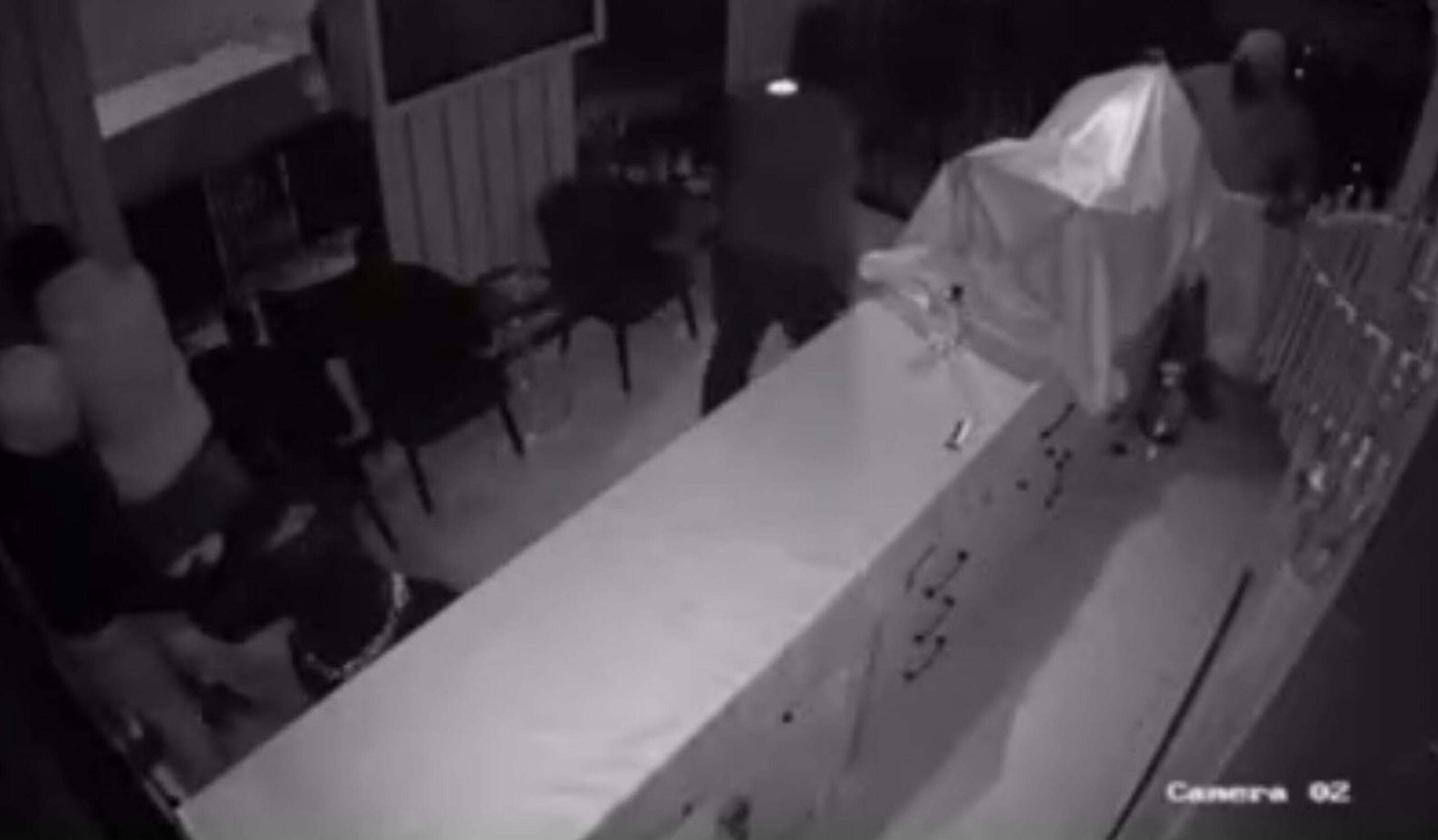 Bayraklı ilçesindeki bir kuyumcuya saat 04.30’da gelen kar maskeli 4