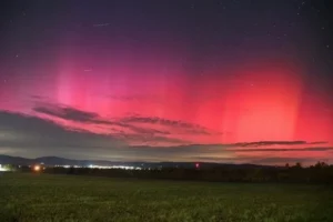 Kuzey ışıkları, genellikle Kuzey Kutbu’na yakın bölgelerde sıkça görülen doğa
