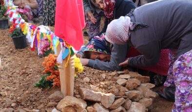 Acılı anne madendeki göçükte ölen oğlunun mezarına kapandı