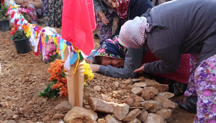Acılı anne madendeki göçükte ölen oğlunun mezarına kapandı