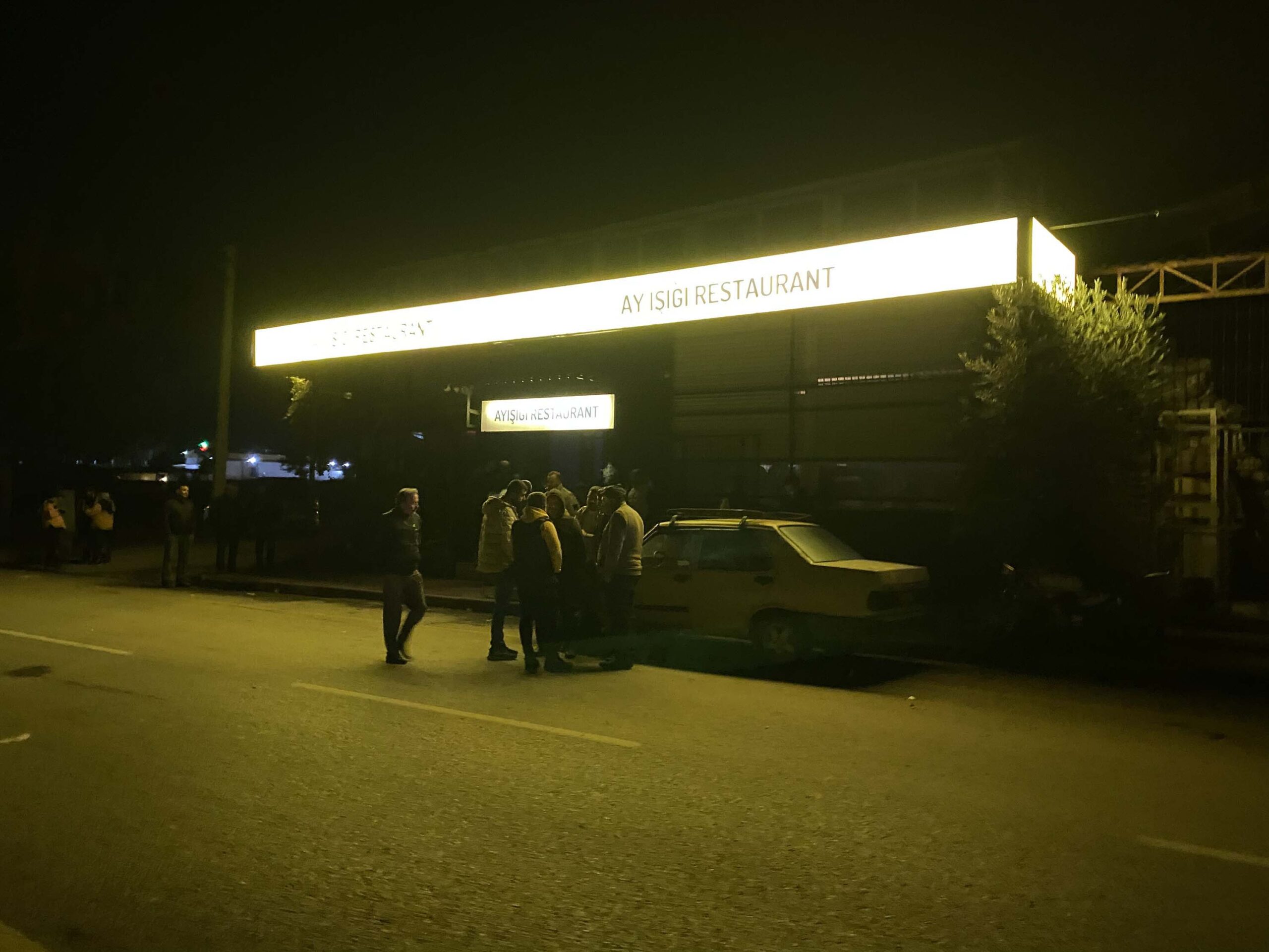MANİSA’da bir eğlence merkezinde alacak meselesinden çıktığı ileri sürülen kavgada