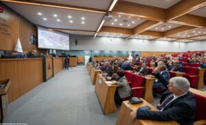 İzmir Büyükşehir Belediyesi’nin (İBB) 6’ıncı meclis oturumu Büyükşehir Belediye Başkanı