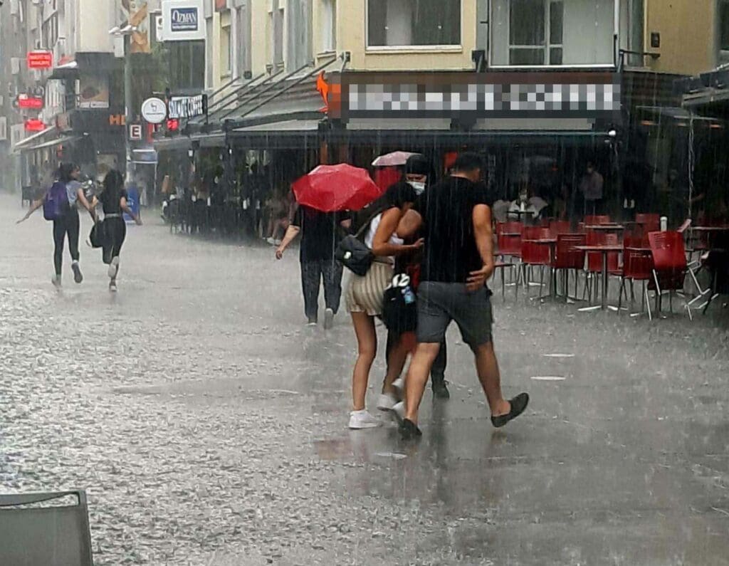 Meteoroloji'den İzmir için sağanak yağış uyarısı
