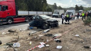 Muğla’nın Milas ilçesinde aynı yöne giden yolcu otobüsü ile çarpışan
