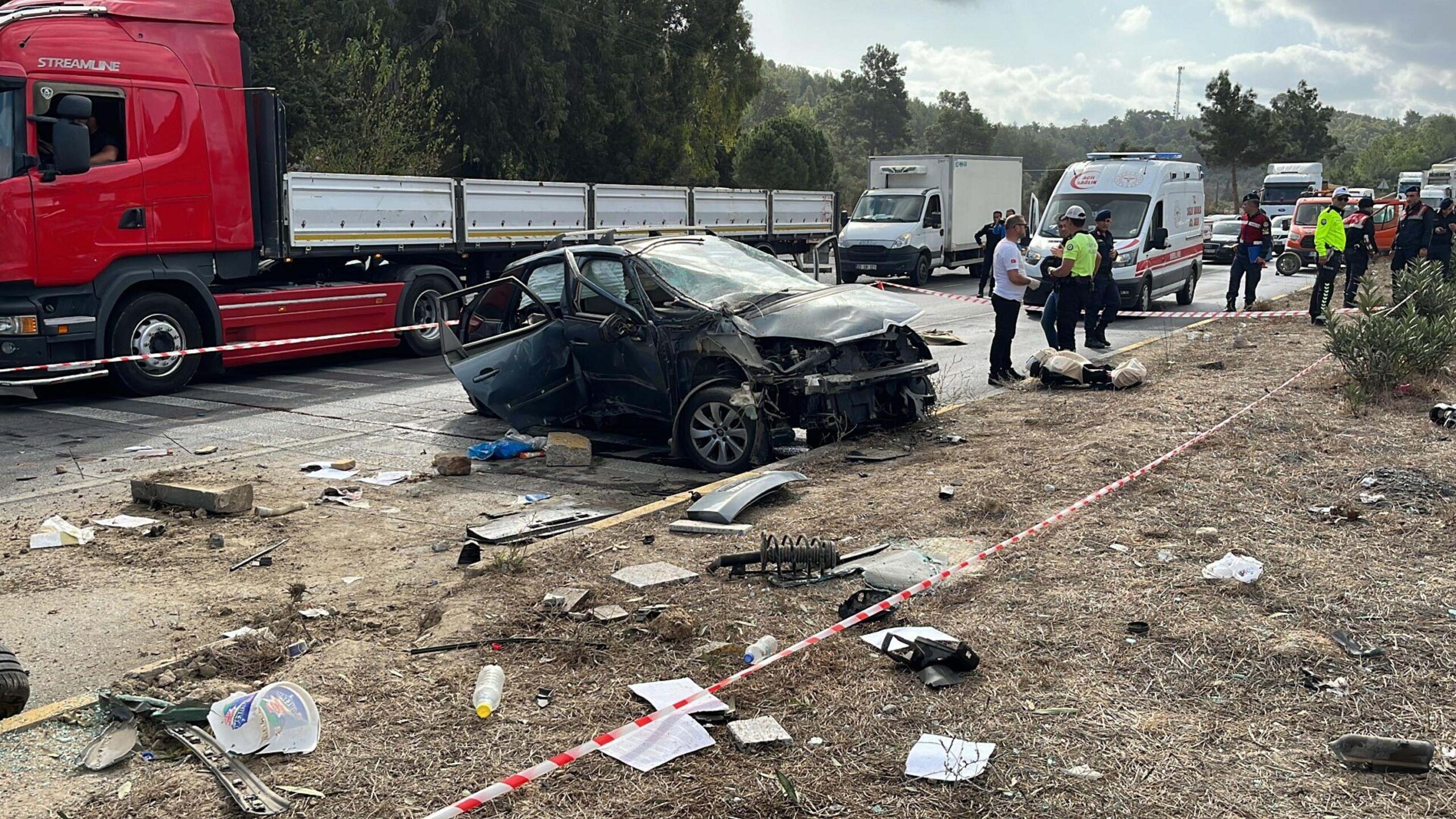 Muğla’nın Milas ilçesinde aynı yöne giden yolcu otobüsü ile çarpışan