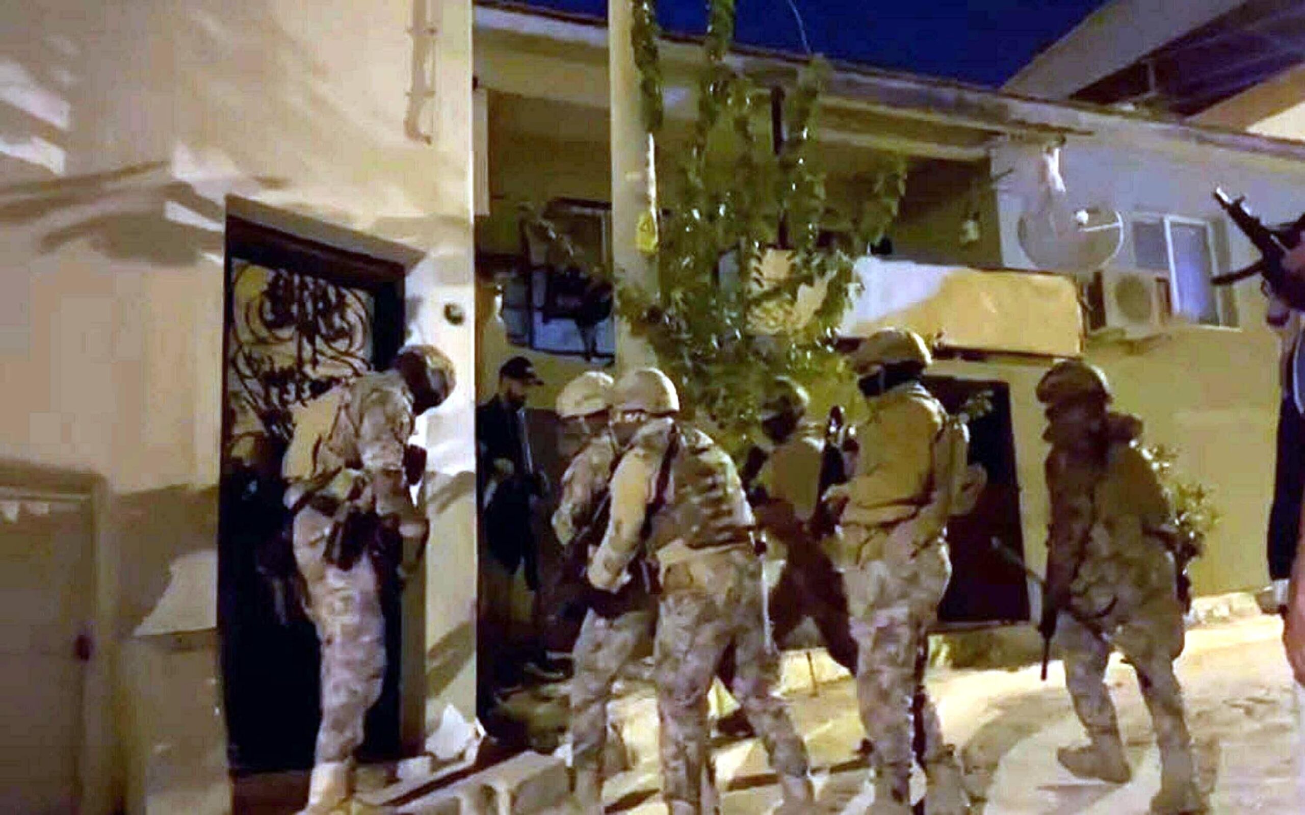 İzmir’de DHKP/C silahlı terör örgütü içerisinde faaliyet gösterdikleri belirlenen 17