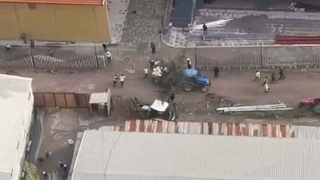 Şok edici görüntüler: İnşaat şantiyesinde kepçe ile kovalamaca 4 kovalamaca
