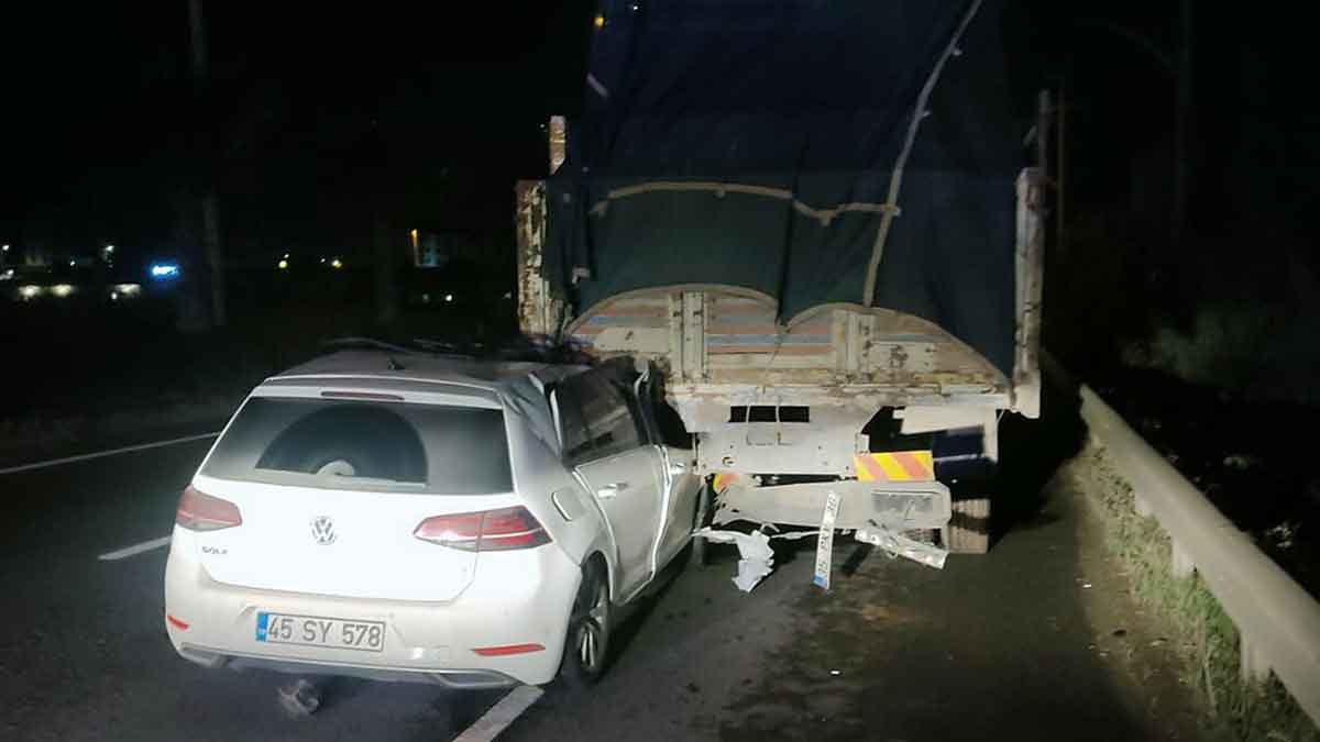 Manisa’nın Turgutlu ilçesinde park halindeki kamyona arkadan çarpan otomobildeki Semih