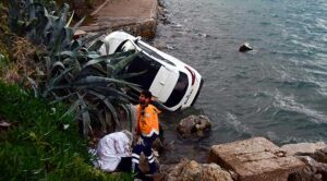 Muğla’nın Datça ilçesinde Cihan Önen’in (72) direksiyon hakimiyetini kaybettiği otomobil, sahil