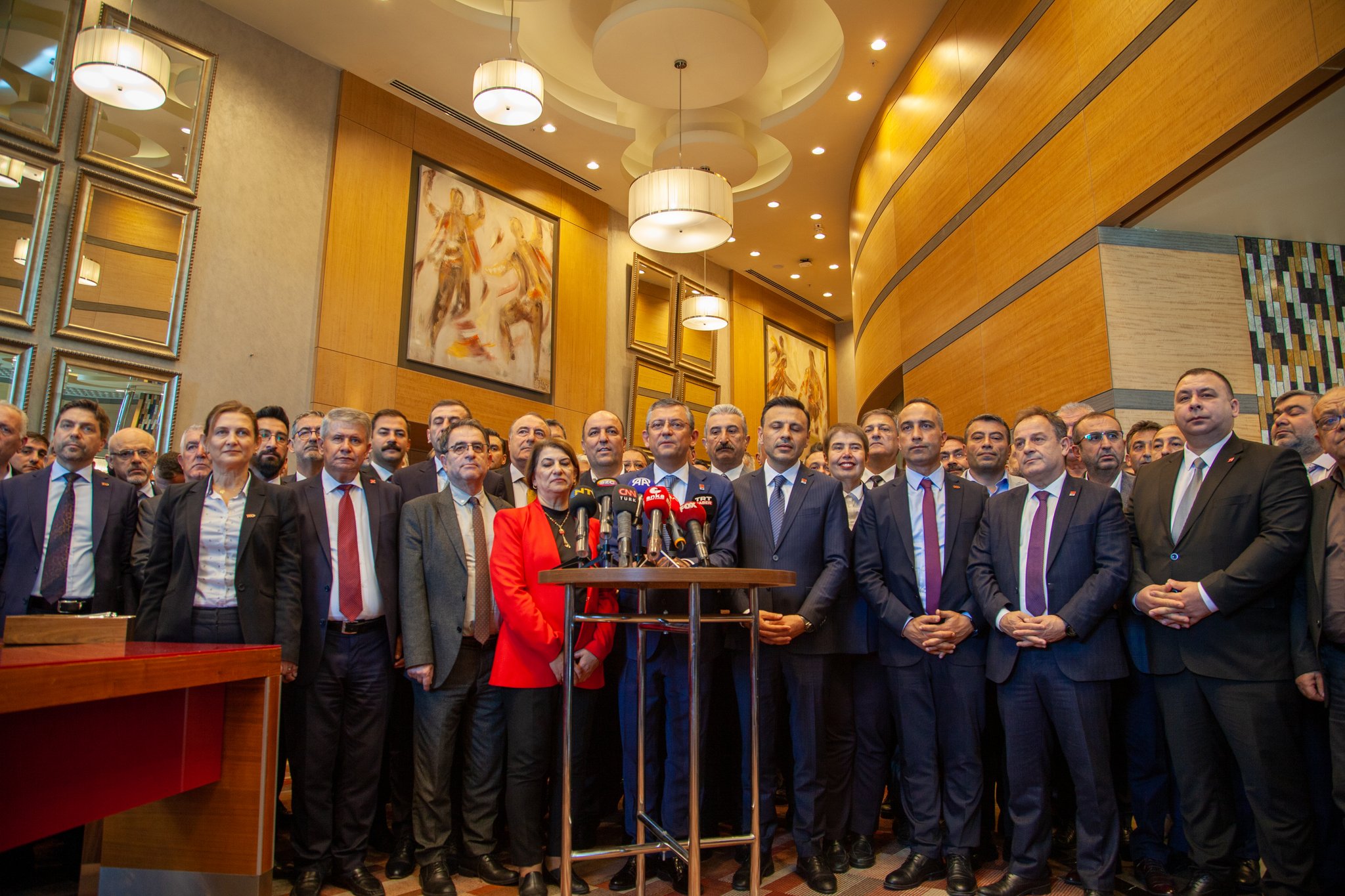 CHP’nin yeni Genel Başkanı Özgür Özel, partisinin 81 il başkanıyla