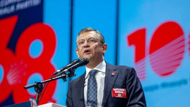 Cumhuriyet Halk Partisi 8. Genel Başkanı Özgür Özel, kurultay salonunda