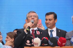 Kongre sürecinin zorlu geçtiğine dikkat çeken CHP Genel Başkanı Özgür