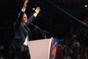 CHP Genel Başkanı Özgür Özel, İzmir'e havayoluyla vararak, partisinin 38.