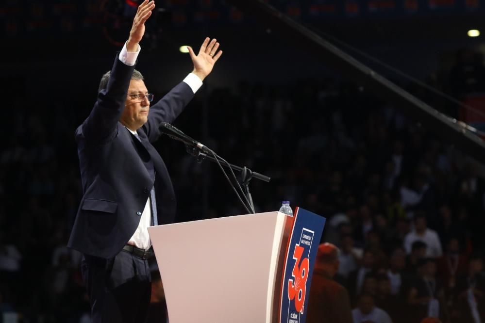 CHP Genel Başkanı Özgür Özel, İzmir'e havayoluyla vararak, partisinin 38.