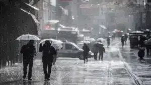 Marmara ve Ege bölgelerinde beklenen yağışlar başlamış durumda. Meteoroloji Hava
