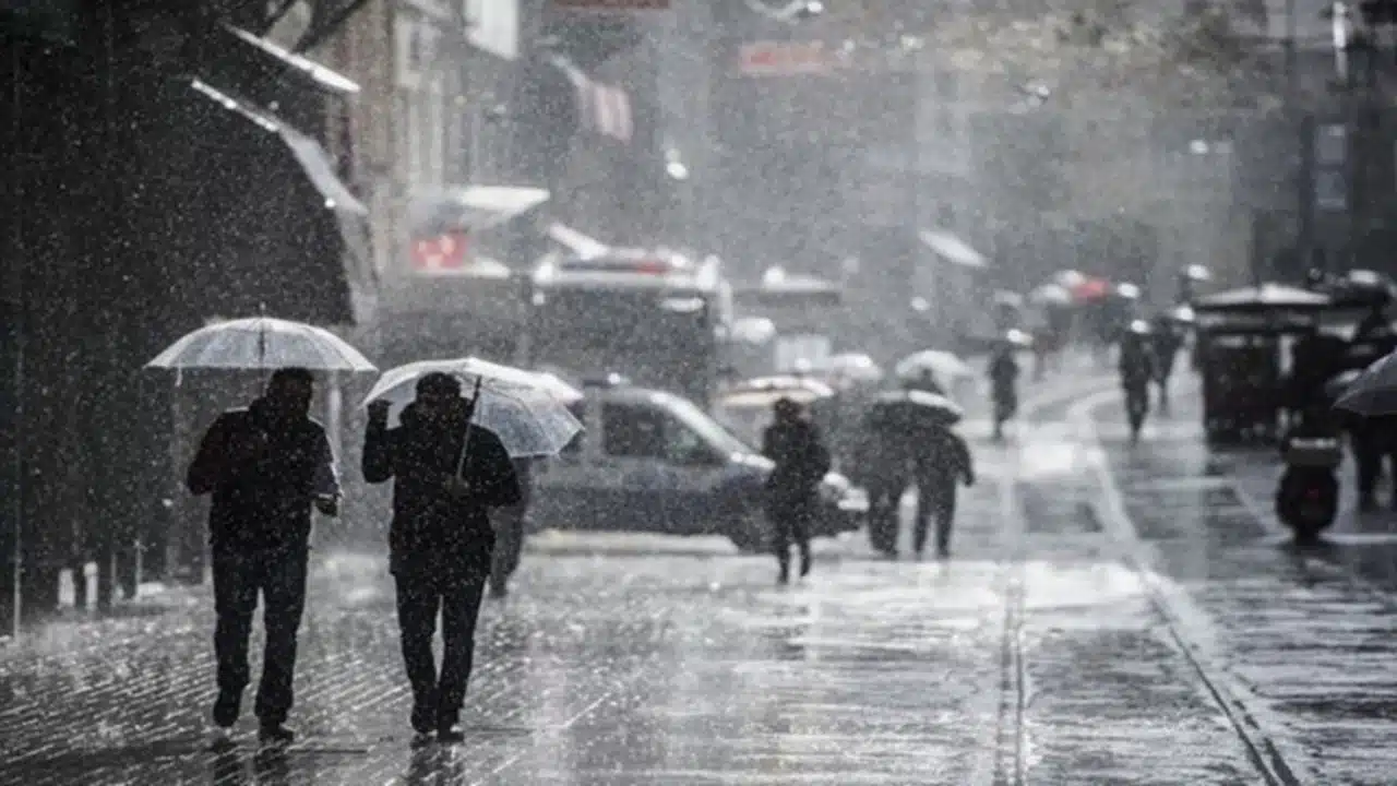 Marmara ve Ege bölgelerinde beklenen yağışlar başlamış durumda. Meteoroloji Hava