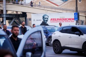 İzmir’de 9.05’te zaman durdu. Ulu önder Mustafa Kemal Atatürk’ün aramızdan