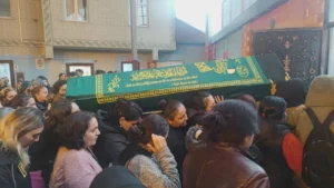 SULTANGAZİ’de eski eşi tarafından öldürülen Pınar Bektaş son yolculuğuna uğurlandı. 