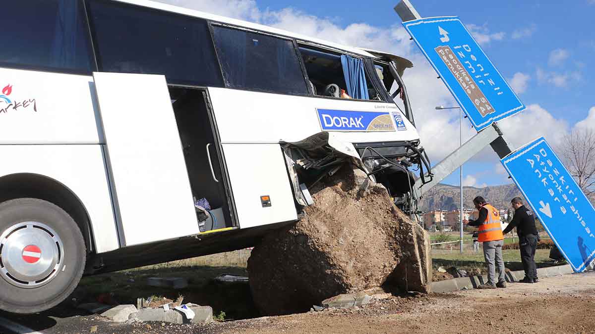 Denizli’nin Çardak ilçesinde, tur otobüsü, tali yoldan kontrolsüz çıktığı öne