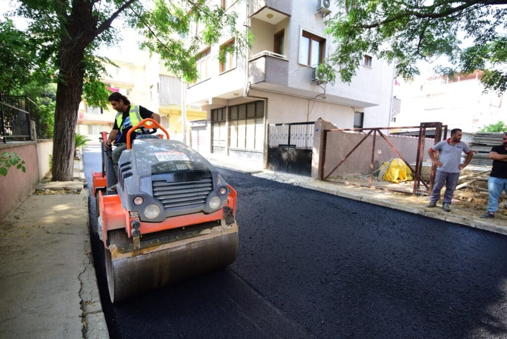 Bornova Belediyesi, asfalt çalışmalarında hız kazandı