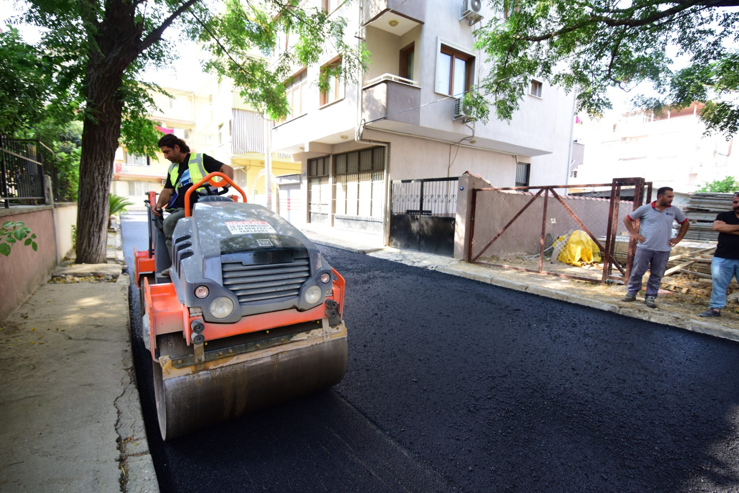 İlçedeki yol sorununu ortadan kaldırma hedefiyle Asfalt Üretim Tesisi kurarak