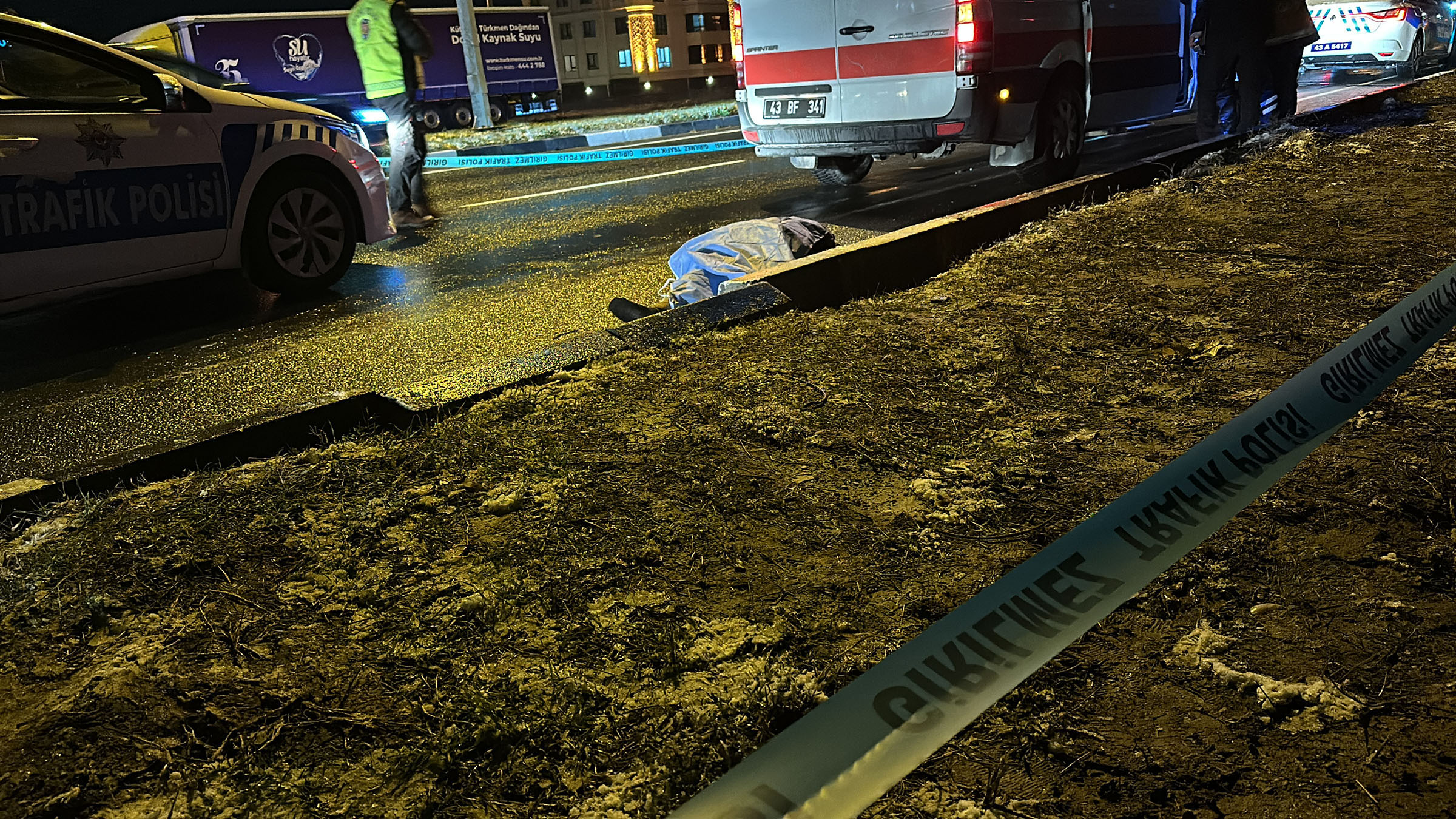 KÜTAHYA’da yolun karşıya geçmeye çalışan Emine Avşar (59) ve Yusuf