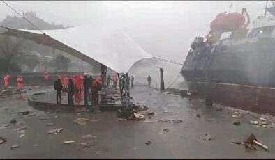 Zonguldak’ta şiddetli fırtına, gemiyi ikiye böldü