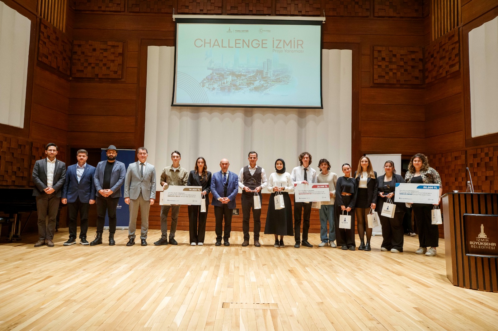 İzmir’de “Challenge İzmir” heyecanı: Yarışma sonlandı, ödüller verildi İzmir Büyükşehir Belediyesi’nin kentin gelişimine katkı sağlayacak özgün ve yenilikçi