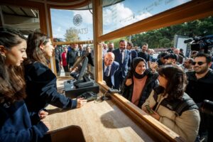 İzmir Büyükşehir Belediyesi’nin pahalılıktan etkilenen gençler için açtığı piyasa fiyatının
