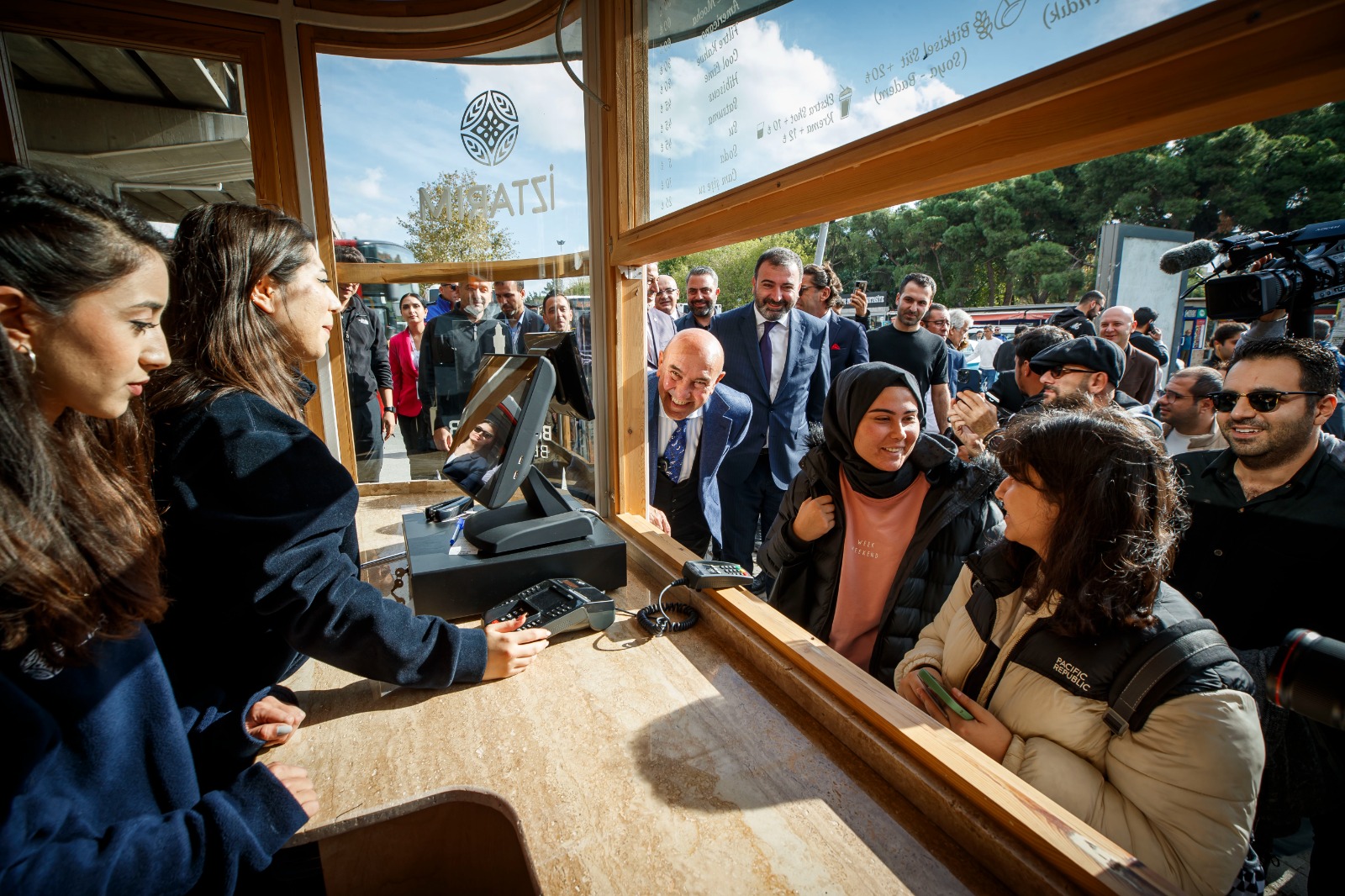 ‘İzmirli Kahve’ yayılmaya devam ediyor: Yeni şube Bornova’da açıldı İzmir Büyükşehir Belediyesi’nin pahalılıktan etkilenen gençler için açtığı piyasa fiyatının
